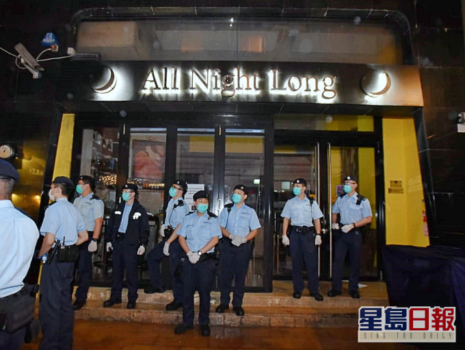 警方及食環署昨晚巡查尖沙嘴諾士佛臺一帶酒吧。圖為All Night Long酒吧。