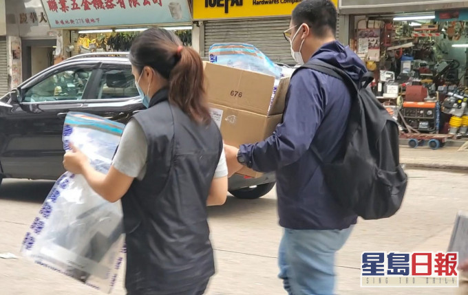 警員檢走物品調查。