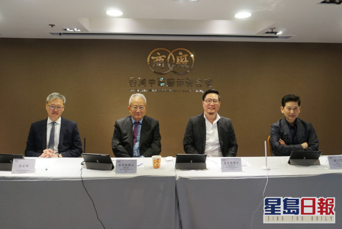 厂商会会长吴宏斌(左二)。