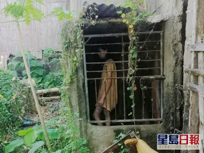 穿著黃色衣服的女子被關在鐵籠內25年。(FB圖片)