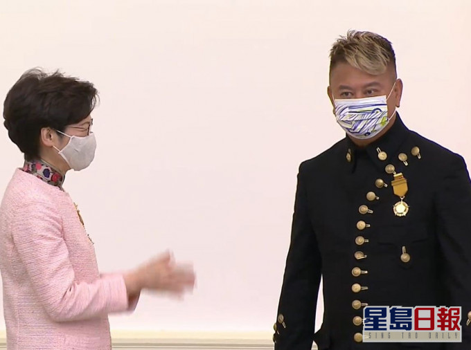 阿叻出席頒授典禮。政府新聞處影片截圖