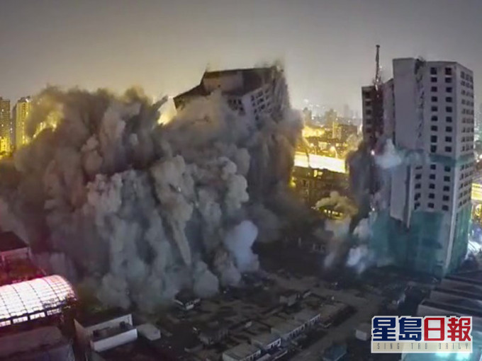 被爆破的建筑在近20年间多次易手,是上海最为著名的「烂尾楼」。(网图)