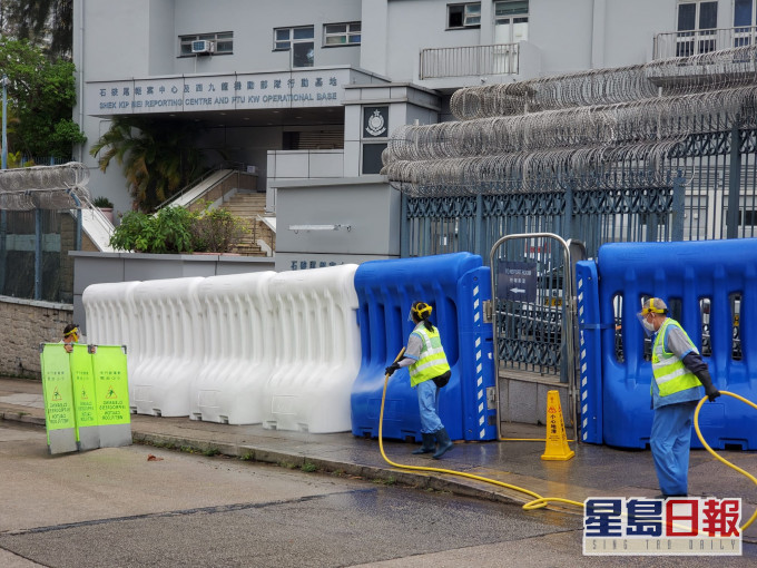 食环署外判清洁工到西九龙总区机动部队基地外清洁。