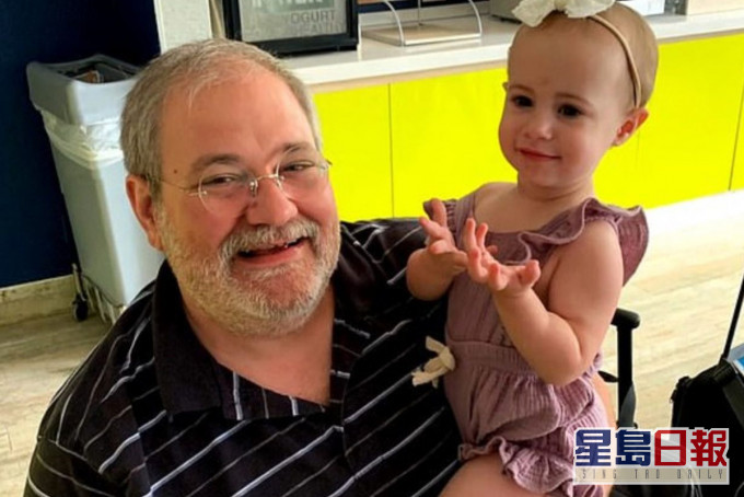 阿内洛重申,他当时相信前面的玻璃窗是关上,如果他知道不是的话,绝对不会允许Chole向前倾出。网图