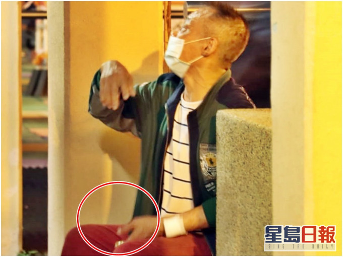 事主拿著爆表面的鑽勞(紅圈示)。