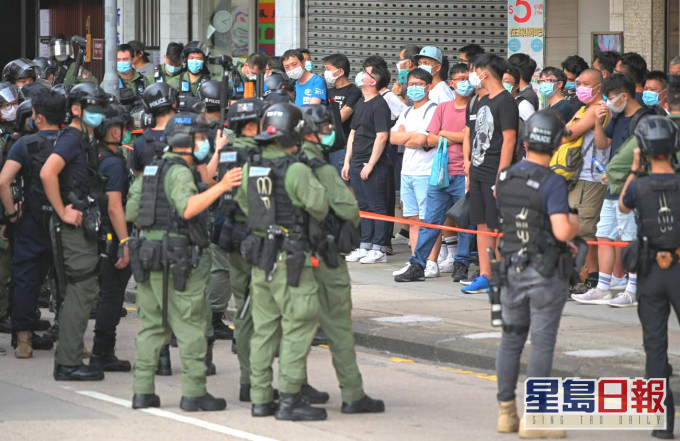 警方彌敦道截查聚集人群。