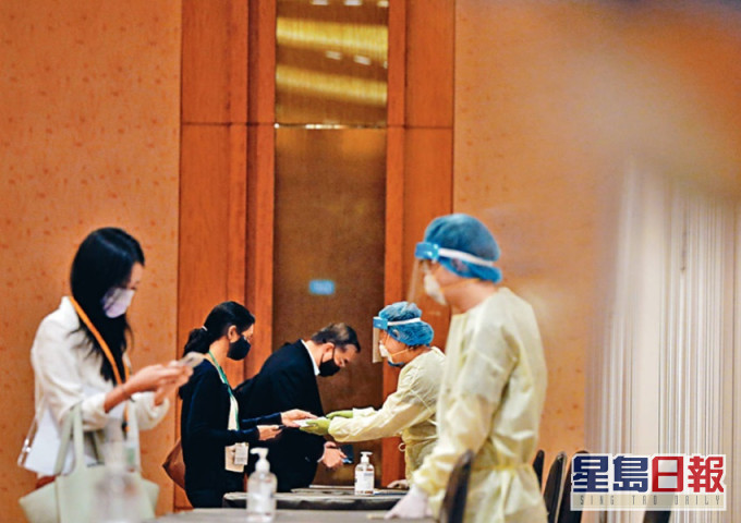 醫管局上周容許已接種兩針疫苗人士,經快速抗原測試呈陰性後,進入療養醫院探訪。