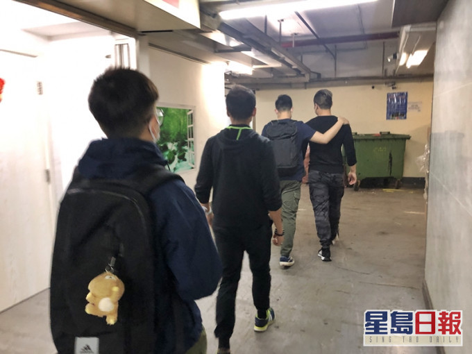 警方昨晚突擊搜查觀塘區內十多間派對房間,其中拘捕了兩名負責人。警方圖片