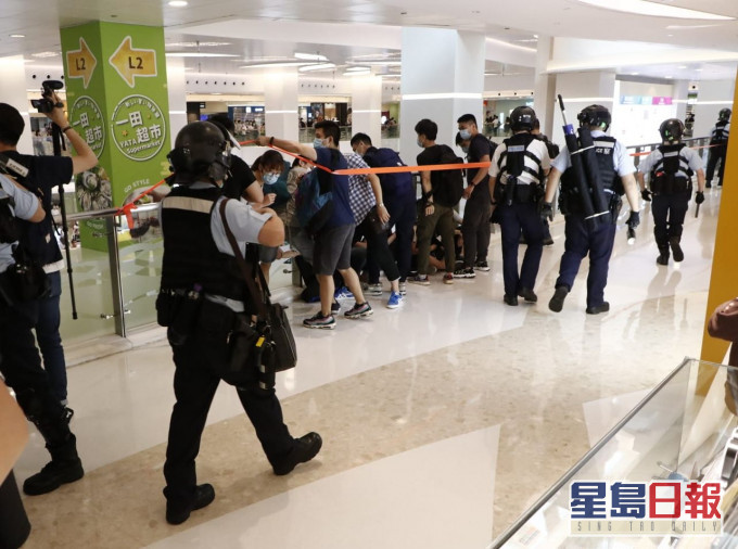 警方進入東港城,並拘捕8人。