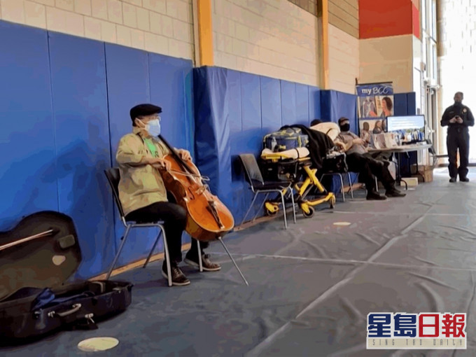 知名大提琴家馬友友接種第二劑新冠疫苗後,在15分鐘的觀察期間即興演奏。影片截圖