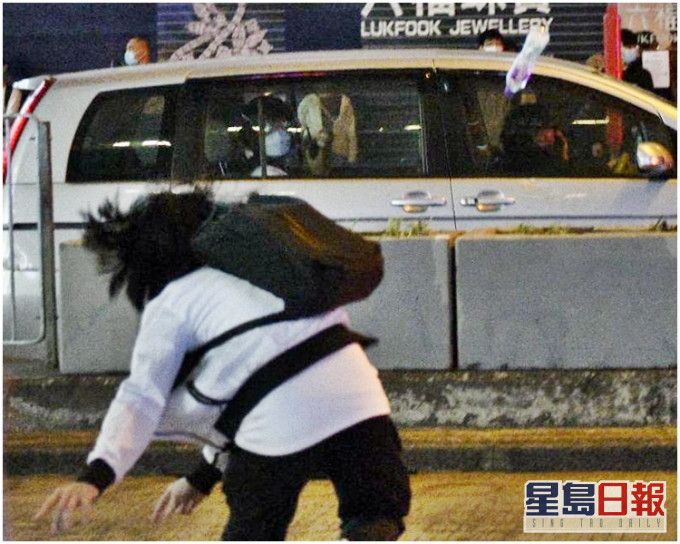 一批示威者昨日在旺角區內聚集,縱火堵路及破壞。