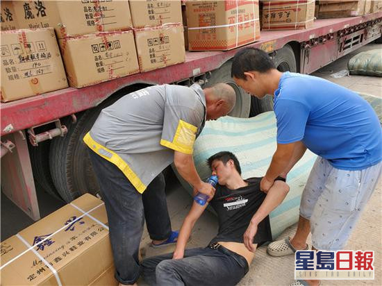 徐小帥因為疲勞過度暈倒。網圖