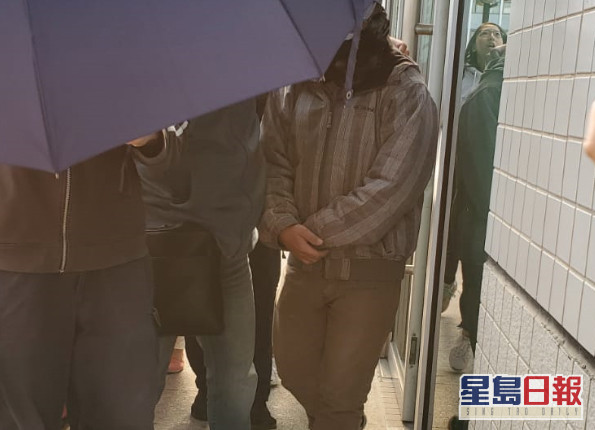 被告黃偉賢(深啡色衫)。