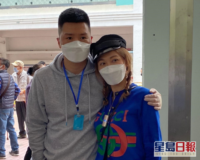 李彩華帶埋老公一齊去屋邨派口罩。