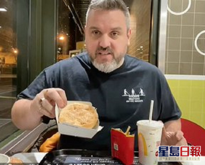該名男子展示吃下這份長達14個月的麥當勞餐點。網圖