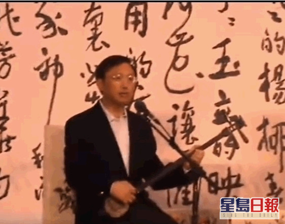 杨洁篪在两人弦子及琵琶的伴奏下演唱苏州评弹《庵堂认母》。影片截图