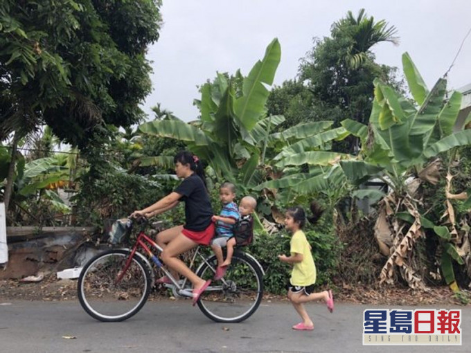 台母只能踩單車接送,為讓座給兩名弟弟,5歲女童每日跑2公里回家。