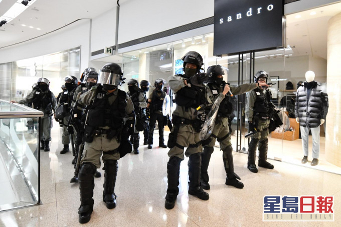又一城「和你Shop」示威中大批防暴警到場。資料圖片