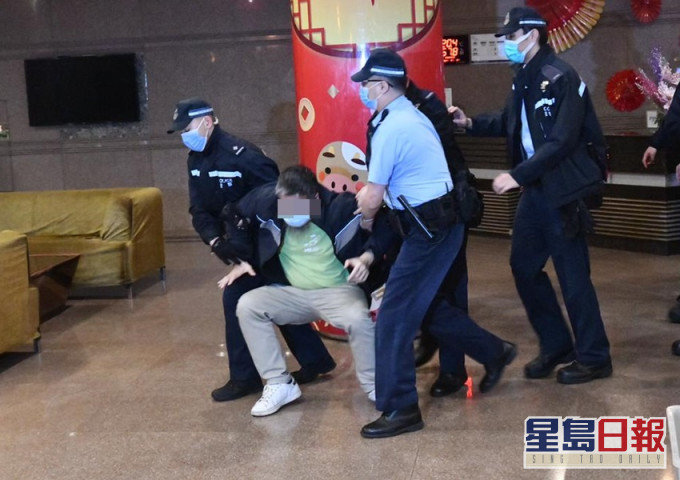 一男子在圍封範圍外叫囂,其後被捕。