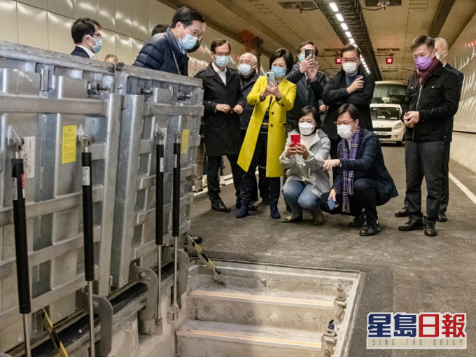 议员获安排走到屯门至赤鱲角隧道南面出入口及隧道的最深位置。