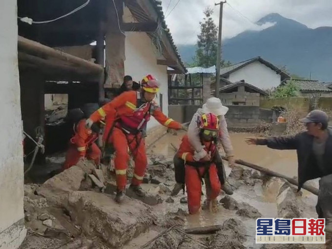 救援人員緊急轉移數千名居民。網圖