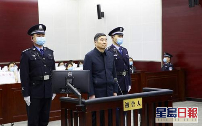 國家開發銀行原黨委書記、董事長胡懷邦受贿,被判無期徒刑。