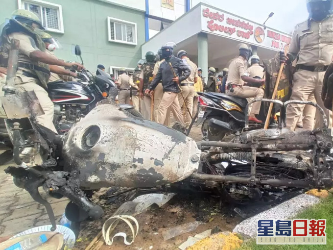 有人放火燒車及向警察擲石。網圖