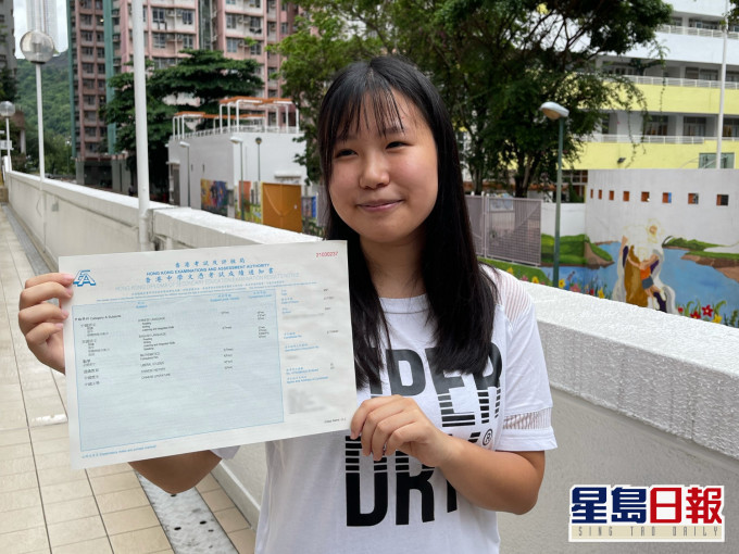 患有先天性深度聽障的李知恩,在文憑試中考獲六科廿四分,有望入讀大學。林天樂攝