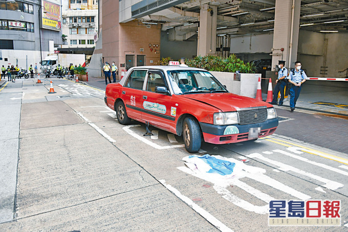 ■撞死過路婦的士停在路中。