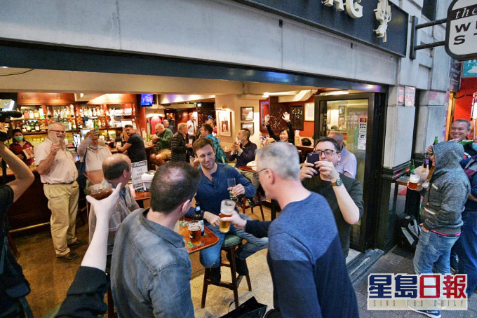 有酒客在酒吧停業前作「最後衝刺」。