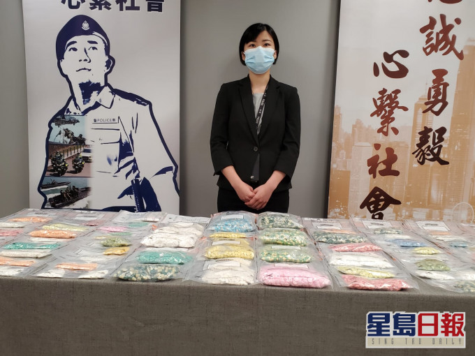 警方展示無標籤含有受管制西藥成份的減肥藥。