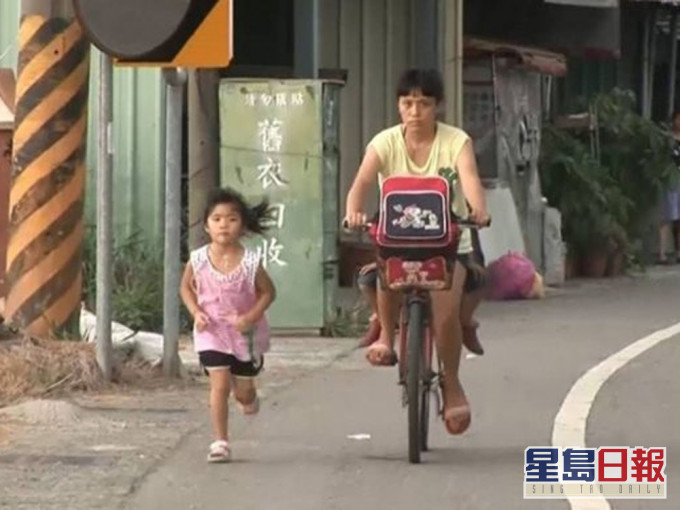5歲女童一直追著前方的單車奔跑。
