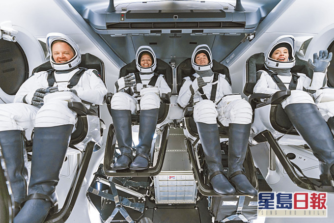 SpaceX太空旅遊四名團員(左起)森布羅斯基、普羅克特、艾薩克曼、阿索諾,周日在佛州卡納維拉爾角太空船艙內為升空綵排。