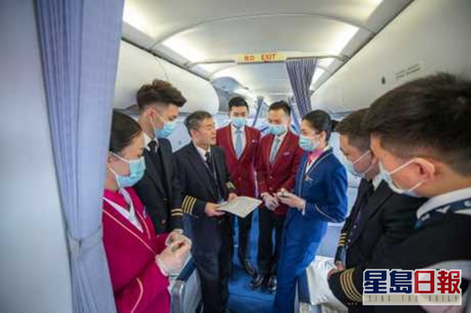机组人员加强防护。资料图片