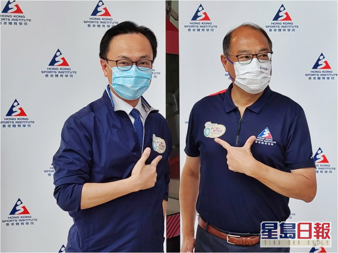 公务员事务局局长聂德权(左)与体院主席林大辉(右)一同视察运动员及教练接种新冠疫苗的情况。政府图片