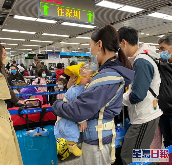 大批人潮北上深圳。网上图片