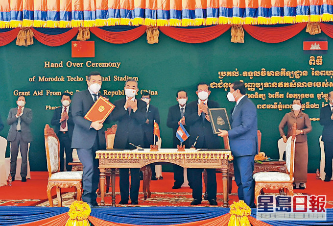 王毅（前排左二）出席中國援柬體育場項目交接儀式。