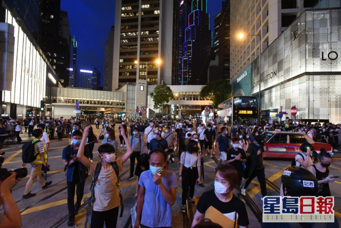 中環有示威者佔據馬路。