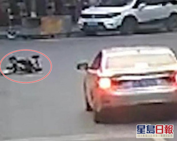 两童在马路嬉戏打闹摔倒。网图