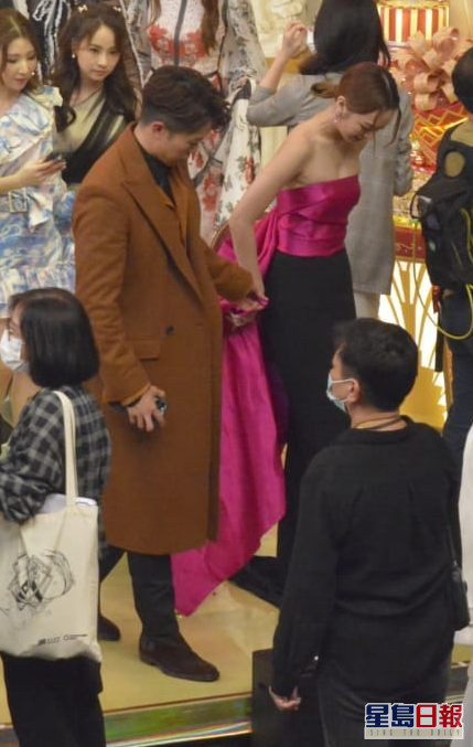 鄭衍峰不避嫌幫馮盈盈提裙擺。