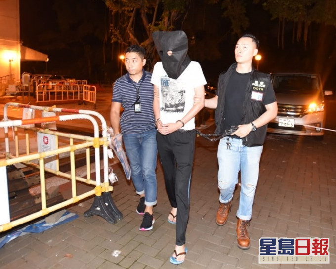 卢溢燊当晚被警方拘捕带上警车。 资料图片