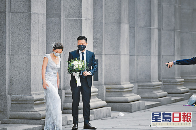 受疫情影響及撞正「赤口」,今年情人節註冊結婚新人暫得五十四對,較往年大跌六成。