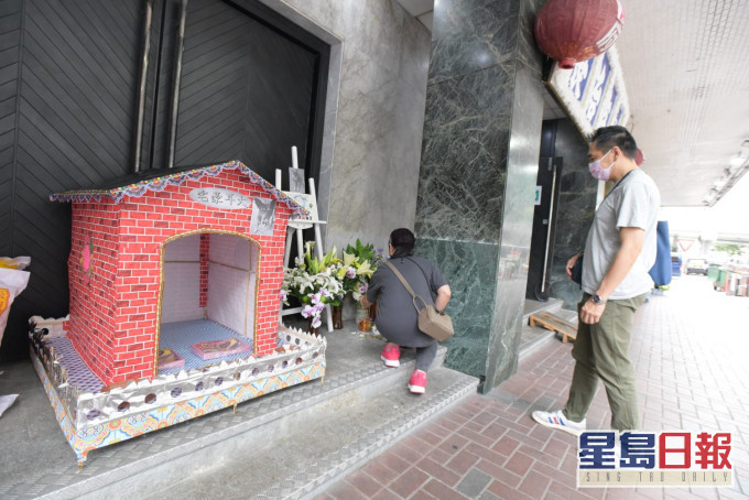 街坊到場上香。