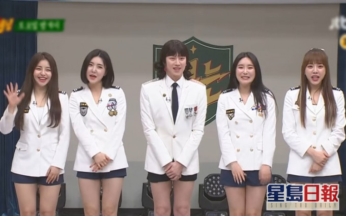 希澈(中)與Brave Girls一齊着軍服,零違和。