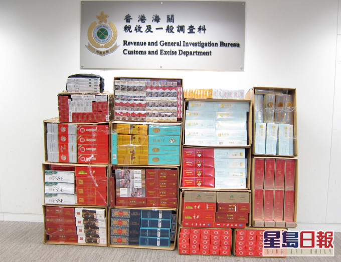 海关检获共约十七万支怀疑私烟及约十三万支怀疑未完税加热非燃烧烟草产品。 政府新闻处图片