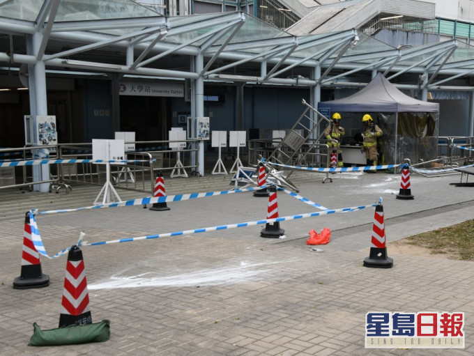 中大于今年1月11日有多名黑衣蒙面人士推倒保安岗位栏杆,及向保安泼粉。资料图片