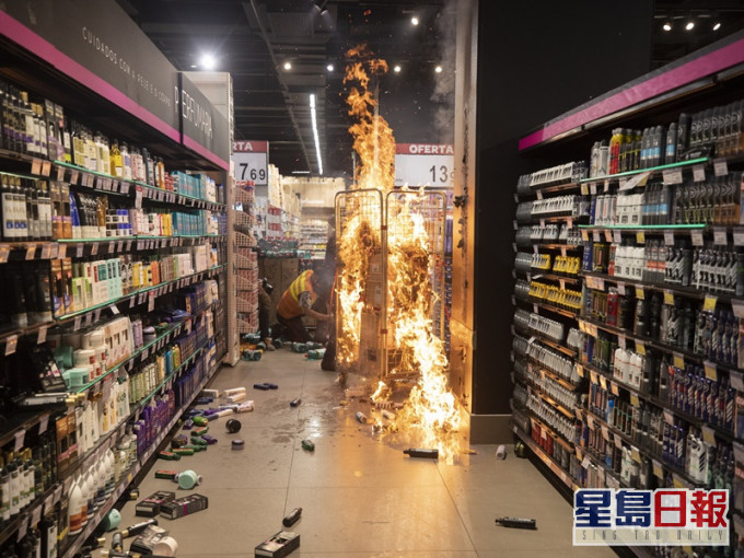 示威者衝入家樂福超市內肆意搗亂。AP