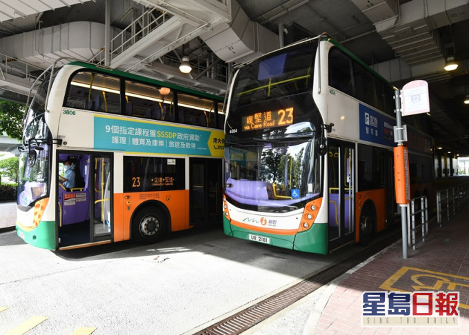網民稱讚有新巴車長在適時提示乘客,態度有禮。示意圖