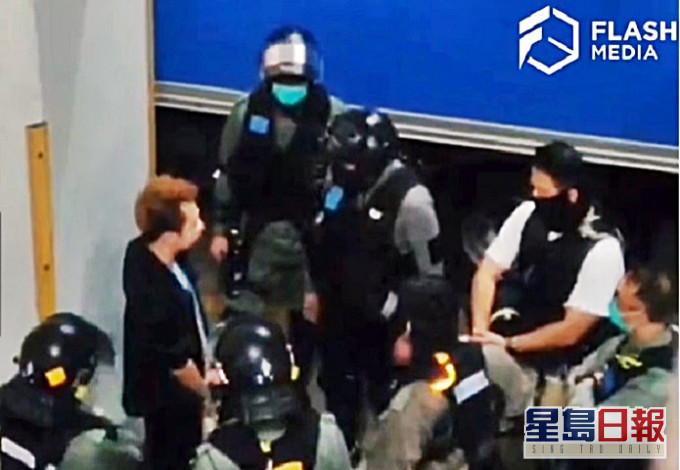 市民遇截查遭警辱骂被要求道歉。Flash Media Hong Kong影片截图