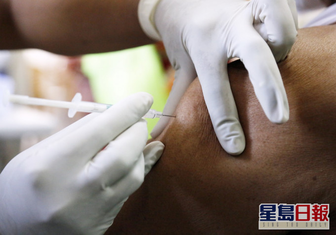 印度45歲男子接種第二劑新冠疫苗15分鐘後暈倒送院不治。AP資料圖片